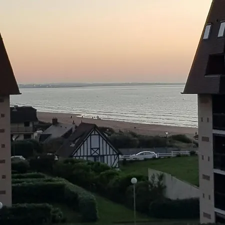 Equipped Apt On The Beach In
